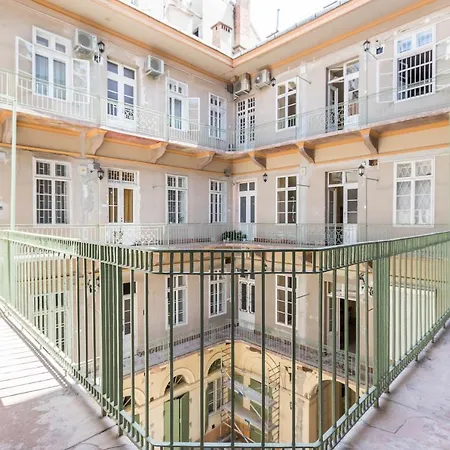 Leda's Next To The Danube And Fashion Street * Budapest