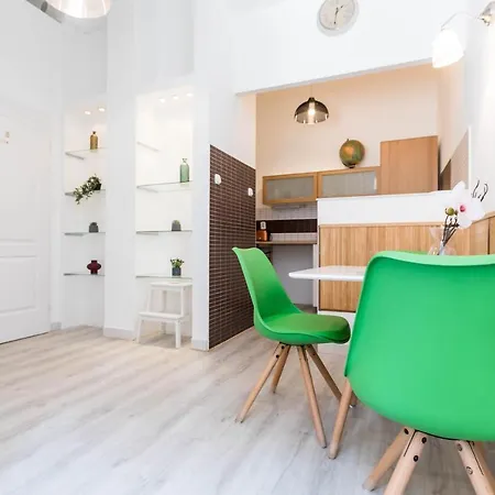 Leda's Next To The Danube And Fashion Street Daire *