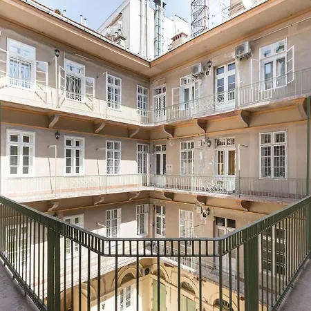 Leda's Next To The Danube And Fashion Street דירה